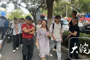 完蛋我被壮汉包围了？阿森纳防守角球，拉亚被维拉球员团团围住